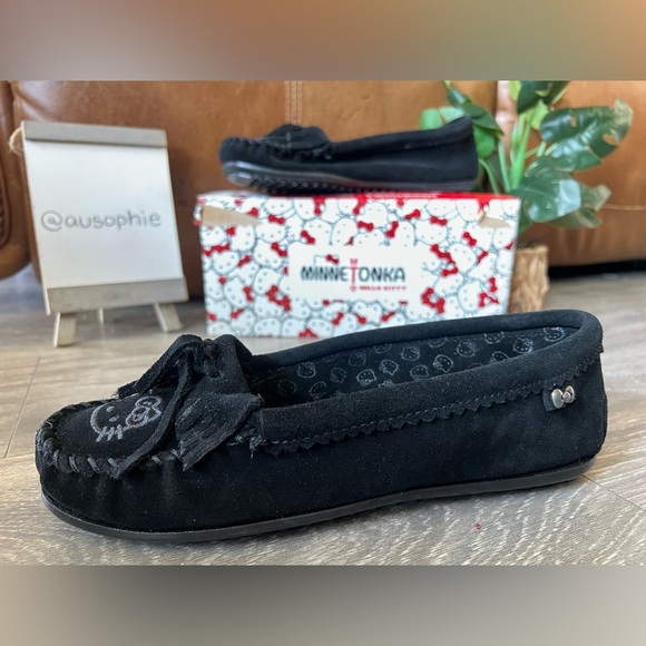Minnetonka x Sanrio Hello Kitty Black Suede Fringe Moccasins w Bow Size 8.5 NWB! - Picture 1 of 10